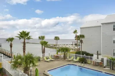 Image de Walk to the Beach or Fish off the Dock! Family Condo with bayside pool!