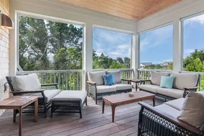 Image de Great New Indoor/Outdoor Island House with Elevator! Golf Course view on screened in porch