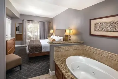 Image de One Bedroom - Vino Bello Resort in Napa Valley, La Onda Festival Weekend