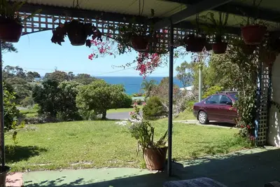 Image de Ideal for small family. 5 min from McKenzie's beach. Front porch outlook to sea.