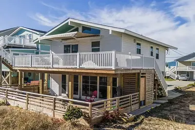 Image de Charming, updated 2 bdrm with ocean sights & sounds, 2-min walk to beach!