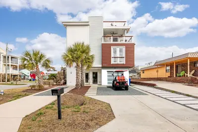 Image de 3 minute walk to beach; Golf cart included!