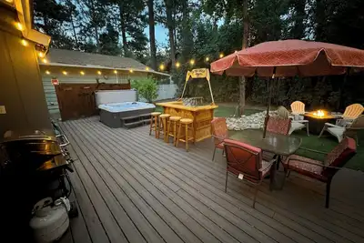 Image de Tranquil Retreat with Fenced Backyard, Hot tub & Bar