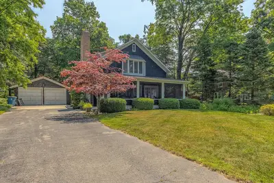Image de The Knotty Pine - Views of Lake Michigan - Beautiful Home