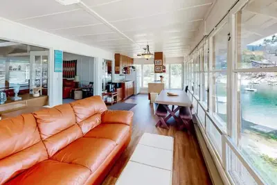 Image de Rustic lakefront cabin with boat dock & Views!