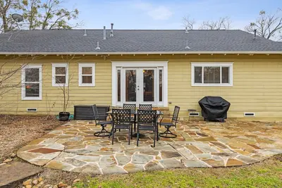 Image de Charming + Warm Cottage in McKinney