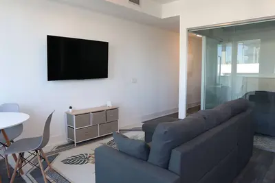 Image de Executive 1 Br 2 bed Condo on Church + Carlton