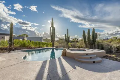 Image de Pinnacle Perfection by Porter | Heated Pool & Spa w/ Outdoor Putting Green
