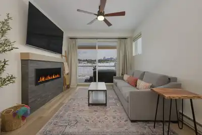 Image de Brand New Condo, Private Hot Tub, High Quality, Sleeps 6 in Beds + Sleeper Sofa