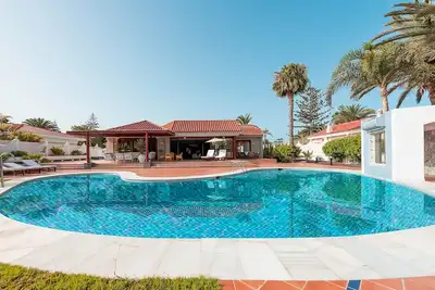 Image de Magic house with private pool, sauna and games
