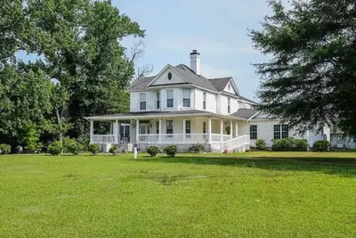 Image de Guest apartment at Historic home on 30 minutes from Lake Gaston