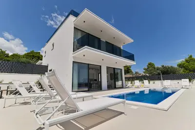 Luxury villa Aurora with pool & large patio