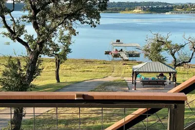 Image de Waterfront home w/open layout kitchen, lg deck, W/D, Private dock with kayaks,