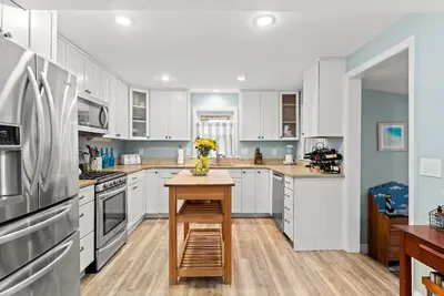 Image de 2 Family | A/C | Walk to Beach | Parking | Yard
