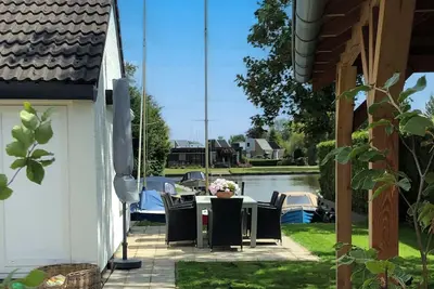 Image de Maison au bord de l'eau avec embarcadère
