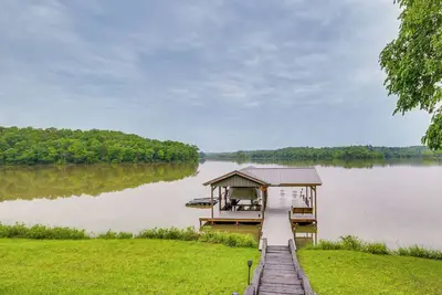 Image de Lakefront Hodges Home w\/ Dock ~ 6 Mi to Downtown!