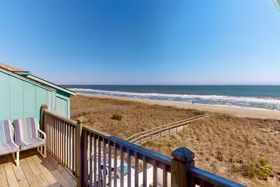 Image de Oceanfront Top Floor w/Stunning Views, Pool, Beach Access, 3 King Beds, Walk to Cb