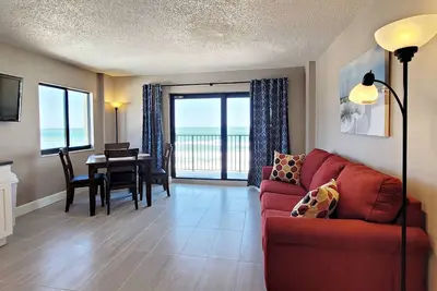 Image de Handsomely Remodeled OceanFront Rare 1 Bedroom Corner Unit @ SunGlow Resort on 7th Floor-Free Wifi! !