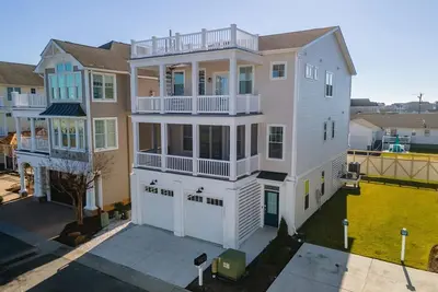 Image de Coastal Comfort: 4br 3bh House Pool & Rooftop Deck