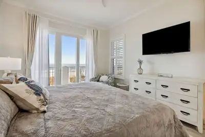 Image de Luxury Beachfront condo. Private balcony, 2 Pools. Next door to The Ritz Carlton