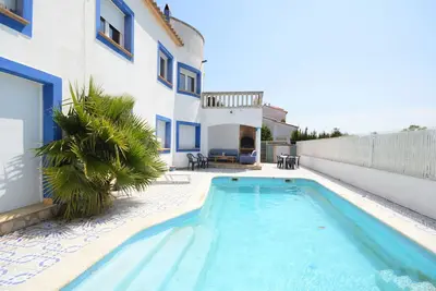 Image de Grande Maison avec Piscine Privée, Jardin, Bbq, Climatisation, Wifi et Parking, proche Plage