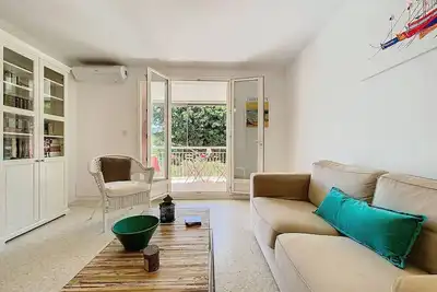 Image de Appartement lumineux avec terrasse à 100m de la plage - 2 ch. - Parking privé & équipements inclus