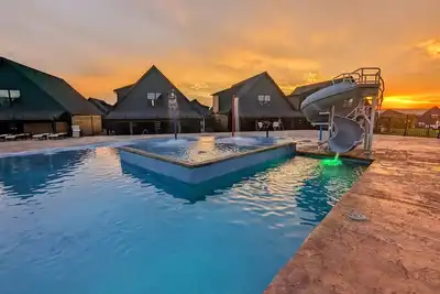 Image de Relax & Play | Hot Tub, Indoor Pool, Arcade Games, & Free Show Tickets!