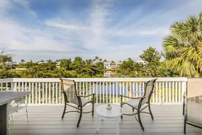 Image de Nicely updated Sanibel duplex home located in The Dunes with lake view.