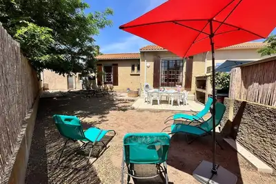 Image de Maison plain-pied climatisée avec garage, cheminée et jardin/terrasse