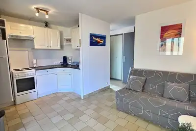 Image de Appartement dans résidence avec piscine à 100 m de la plage.