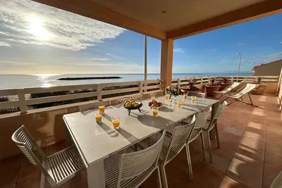 Image de Superbe villa en bord de mer avec places de parking