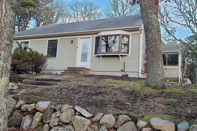 Image de Great Family Spot- Rail Trail in backyard and  Pond 4 minute walk from backdoor!