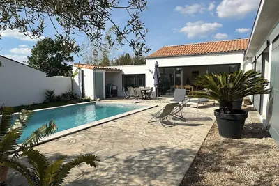 Image de Belle maison lumineuse avec piscine, entre l'île de Ré et La Rochelle