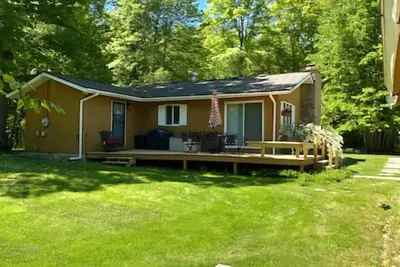 Image de Foxes Den Country Corner Home off Round Point. Mullett Lake Access under 1 Mile