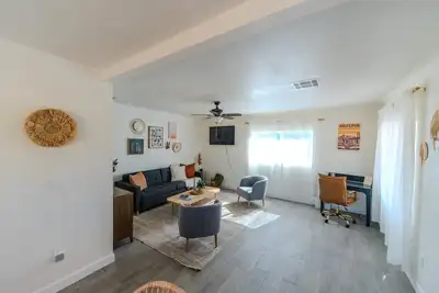 Escape to Phoenix: Stylish 2br w/ Parking + Laundry