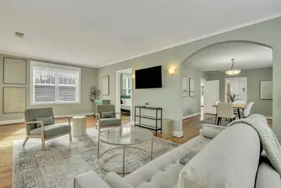 Image de Bright Boho Chic Bungalow In Unbeatable Location by Lucky Savannah