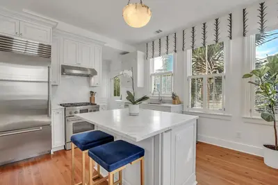 Image de Luxurious Sprawling Estate in Prime Location by Lucky Savannah