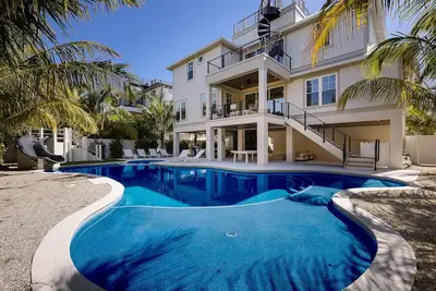 Image de Luxury Home! Pool with Spa and Waterslide, Rooftop deck! - Big Kahuna