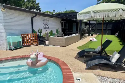 Image de Cowboy Cabana~pool~putting green~firepit~outdoor projector~games!