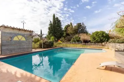 Image de Maison de campagne familiale avec grande piscine