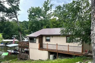 Image de Hidden, family-sized lakefront gem in a quiet cove.