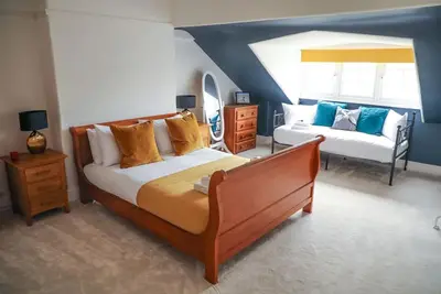 Image de Stylishly decorated 3 bed home close to the sea