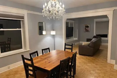 Image de Lake Views Overlooking Vibrant Columbia City\n