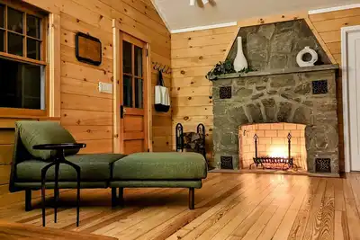 Image de Smallwood Cabin - New Reno, Fireplace, Hot Tub & Firepit-5 miles to Bethel Woods