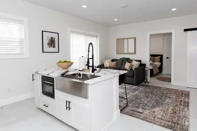 Image de Downtown New 2 Bedroom Condo