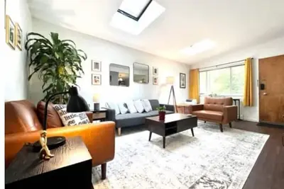 Image de Mid-Century in Water Hill w/ Tons of Natural Light\n