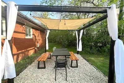 Image de Charming Mid Century 2-Bedroom with Parking 1 Mile From The Big House & Downtown