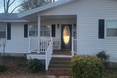 Image de Newly remodeled. 5 mi to Dothan shopping. 3 mi to Dothan Airport.