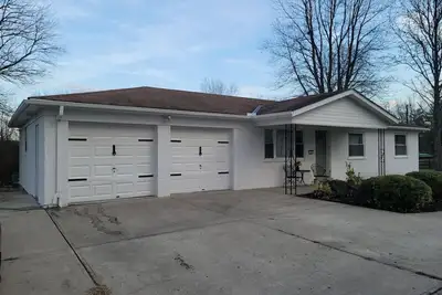 Image de Nice Getaway Home with Hot Tub \/ Near all