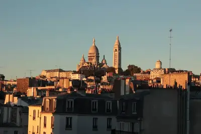 Image de Appartement Clair et Cosy Avec vue Imprenable sur Montmartre!